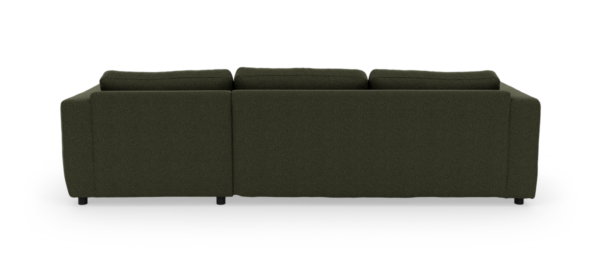 Mørkegrøn tresæders sofa set bagfra mod hvid baggrund.