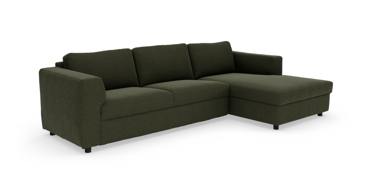 Mørkegrøn hjørnesofa med chaiselong til højre på hvid baggrund.