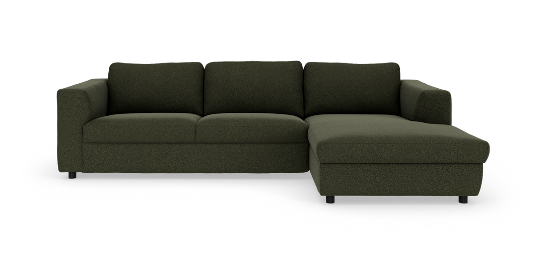 Mørkegrøn hjørnesofa med chaiselong til højre på hvid baggrund.