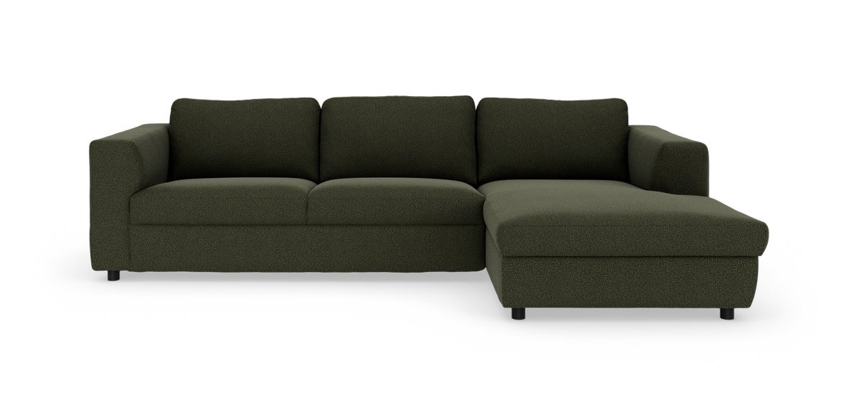 Mørkegrøn hjørnesofa med chaiselong til højre på hvid baggrund.