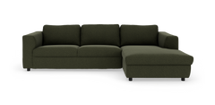 Mørkegrøn hjørnesofa med chaiselong til højre på hvid baggrund.
