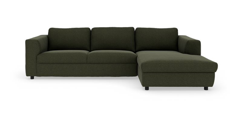 Mørkegrøn hjørnesofa med chaiselong til højre på hvid baggrund._ps