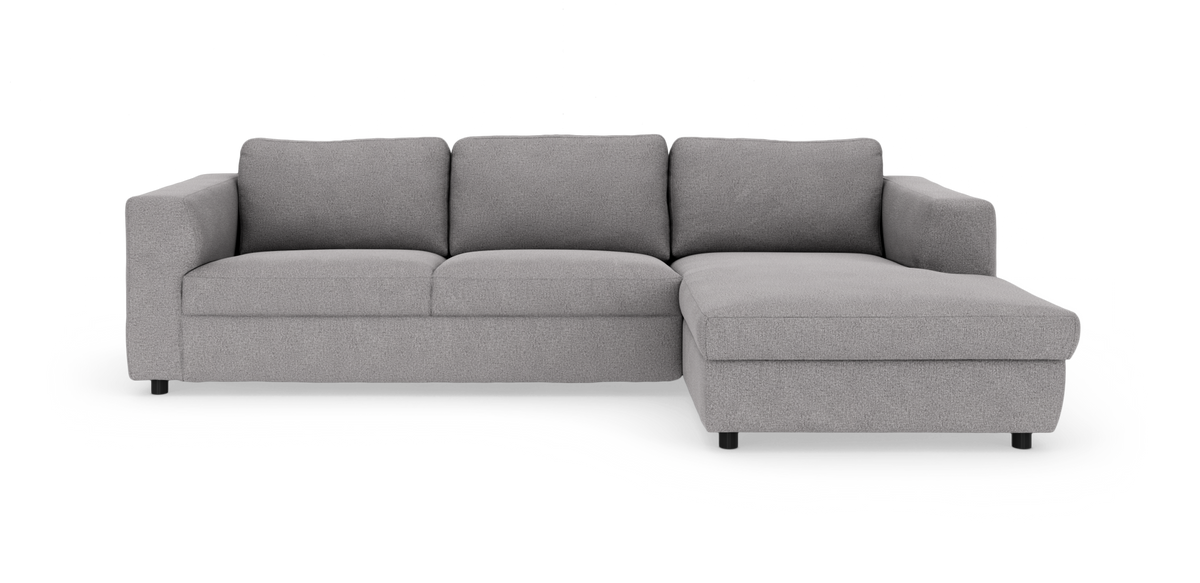 Lysgrå hjørnesofa med chaiselong til højre på hvid baggrund.