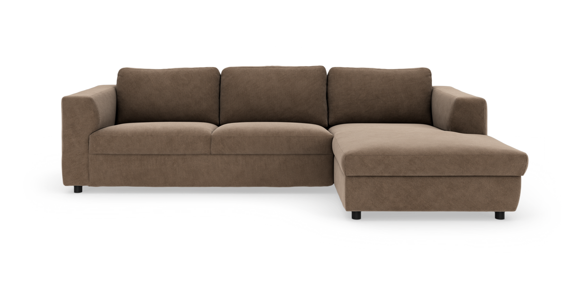 Brun hjørnesofa med chaiselong til højre i fløjl, moderne og lav, fritlagt på hvid baggrund.