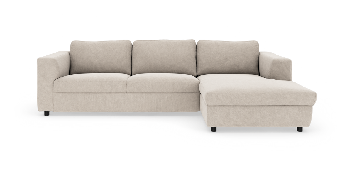 Beige hjørnesofa med chaiselong til højre, stof og lige armlæn, frilagt på hvid baggrund.