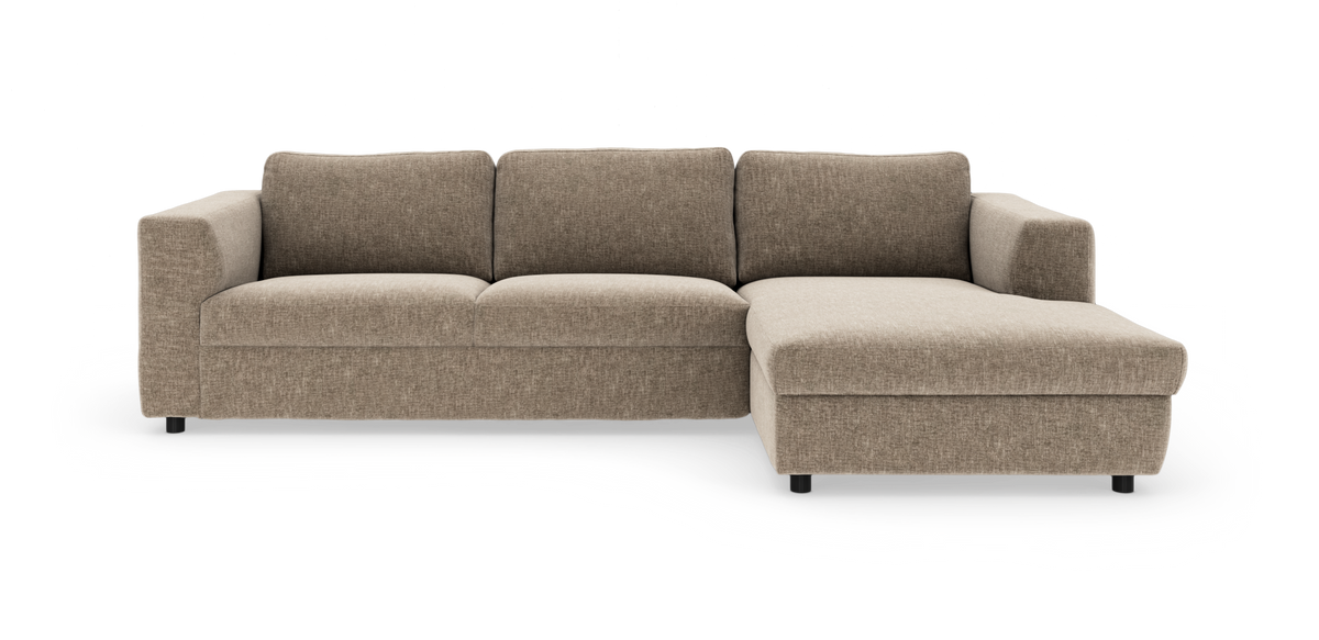 Moderne beige stofsofa med højre chaiselong, frilagt på hvid baggrund.