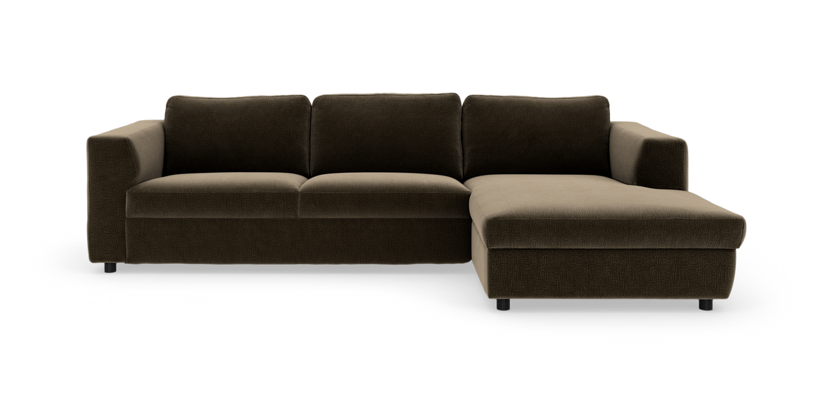Brun moderne hjørnesofa med chaiselong til højre på hvid baggrund.