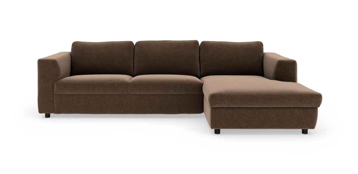 Brun stofsofa med chaiselong til højre, frilagt på hvid baggrund.
