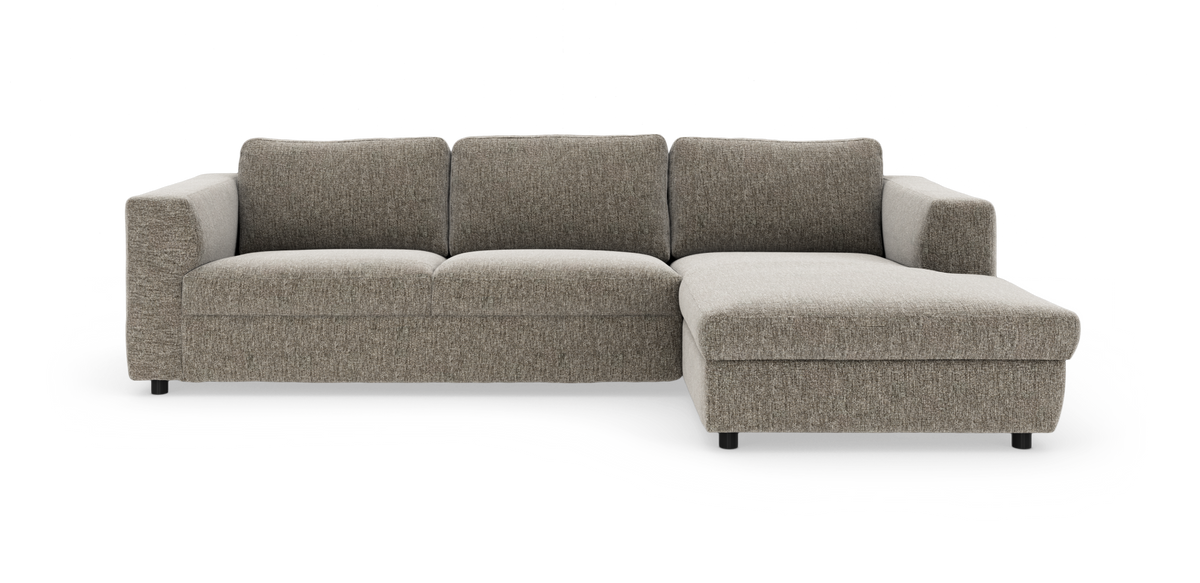 Hjørnesofa med chaiselong til højre i gråbeige stof, moderne lav profil.