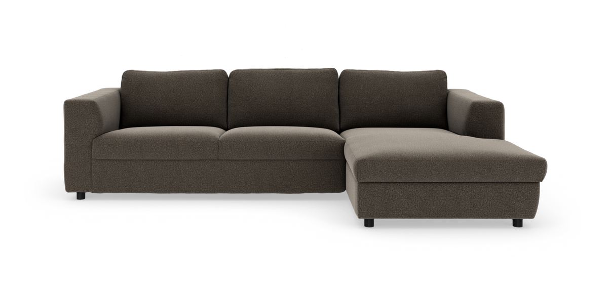 Mørkebrun hjørnesofa med chaiselong til højre, lav og enkel design på hvid baggrund.