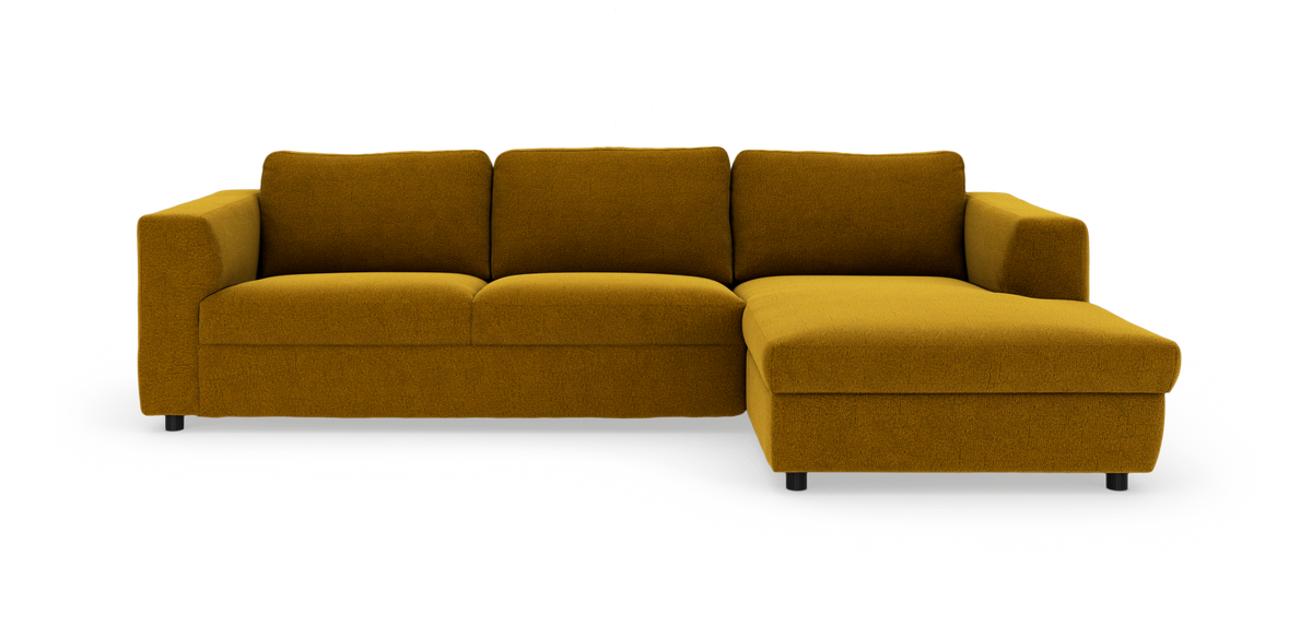 Sennepsgul hjørnesofa/sektion med højrevendt chaiselong, 3‑personers, frilagt på hvid baggrund.