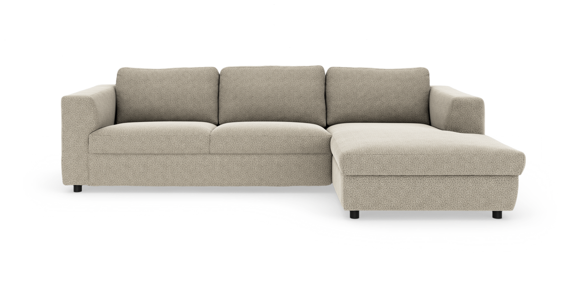Beige 3-personers sofa med chaiselong på højre side, lav profil og bløde ryghynder.