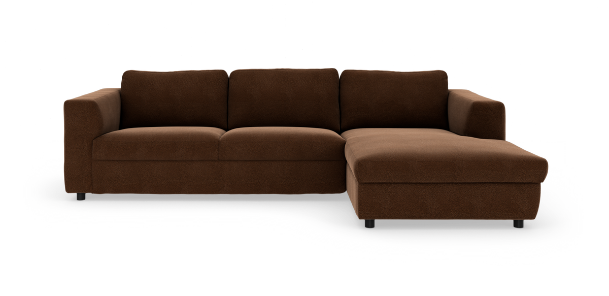 Brun hjørnesofa med chaiselong til højre i moderne, minimalistisk design.