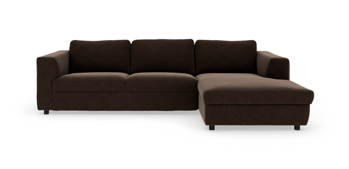Mørkebrun hjørnesofa med chaiselong til højre, frilagt på hvid baggrund.