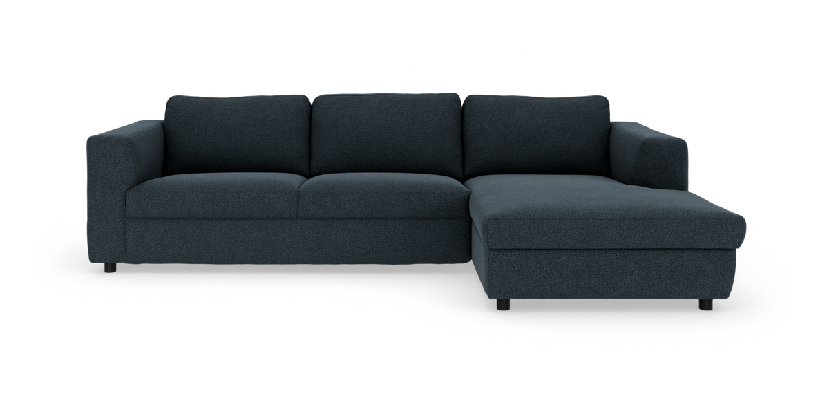 Mørkeblå sofa med højrevendt chaiselong, fritlagt på hvid baggrund.