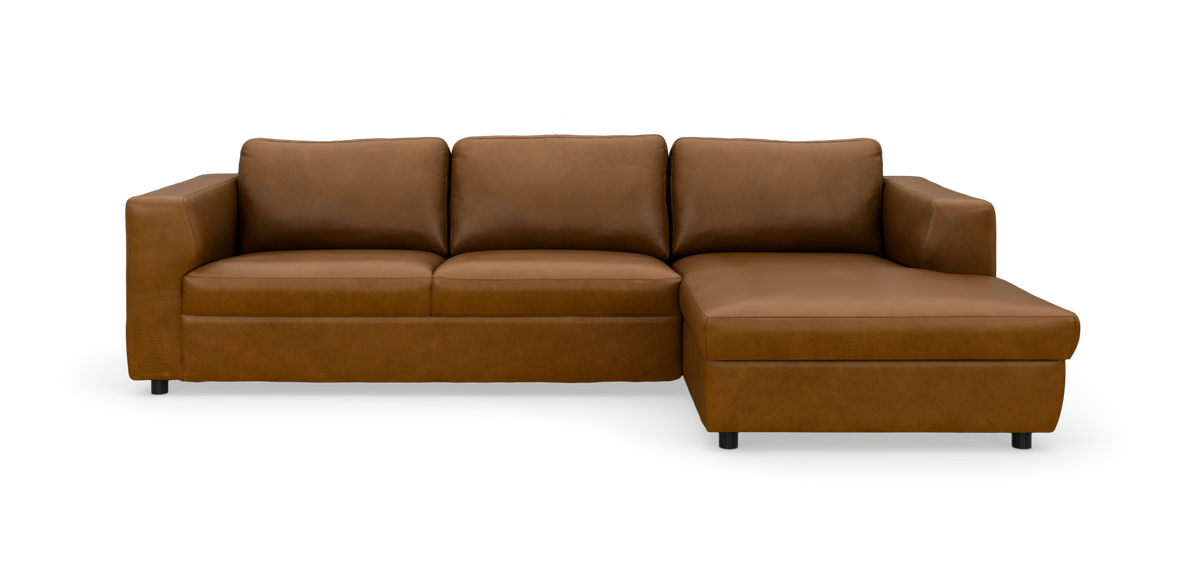 Brun lædersofa med chaiselong til højre, frilagt på hvid baggrund.