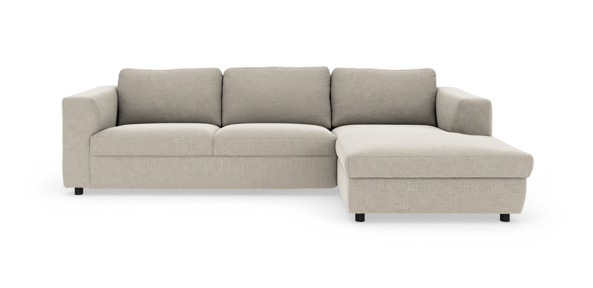 Beige 3-personers sofa med højrevendt chaiselong, lige armlæn og stofbetræk, fritlagt på hvid baggrund.