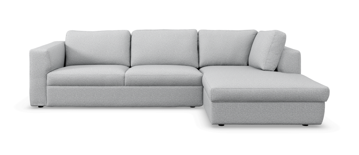 Lysgrå hjørnesofa med chaiselong til højre, tre sæder, frontvisning.