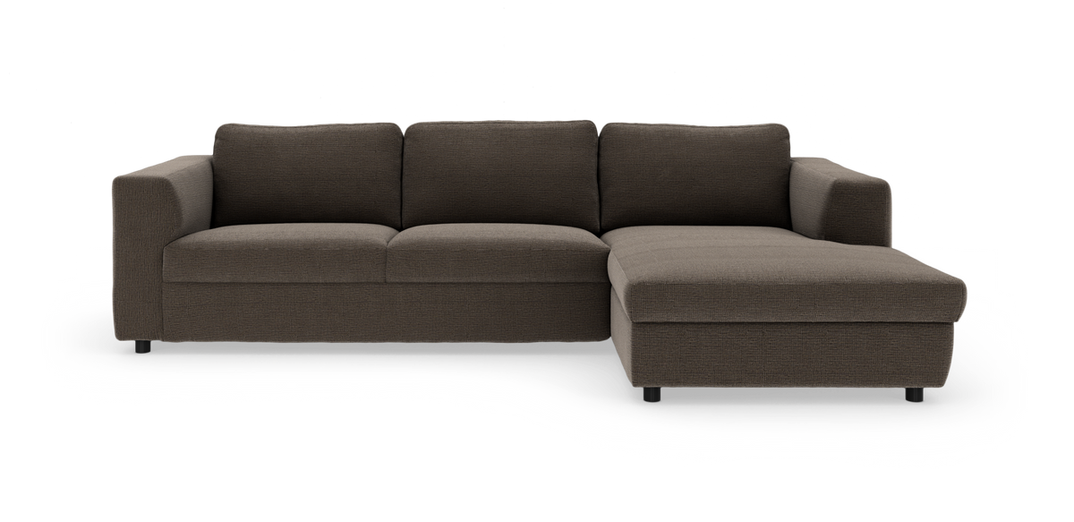 Brun modulsofa med højrevendt chaiselong i stof, fire sæder, frilagt på hvid baggrund.