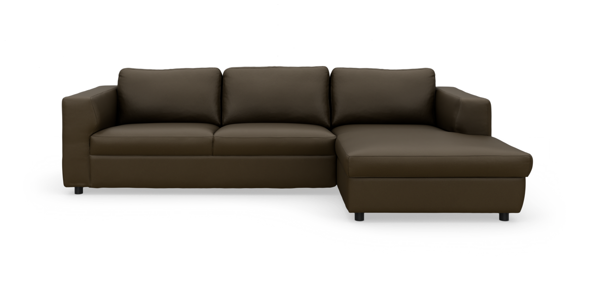 Mørkebrun 3-personers sofa med chaiselong i højre side, fritlagt på hvid baggrund.