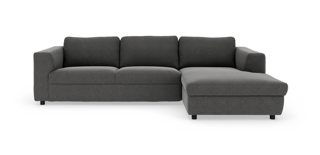 Mørkegrå modulsofa med højre chaiselong i stof, frilagt på hvid baggrund.
