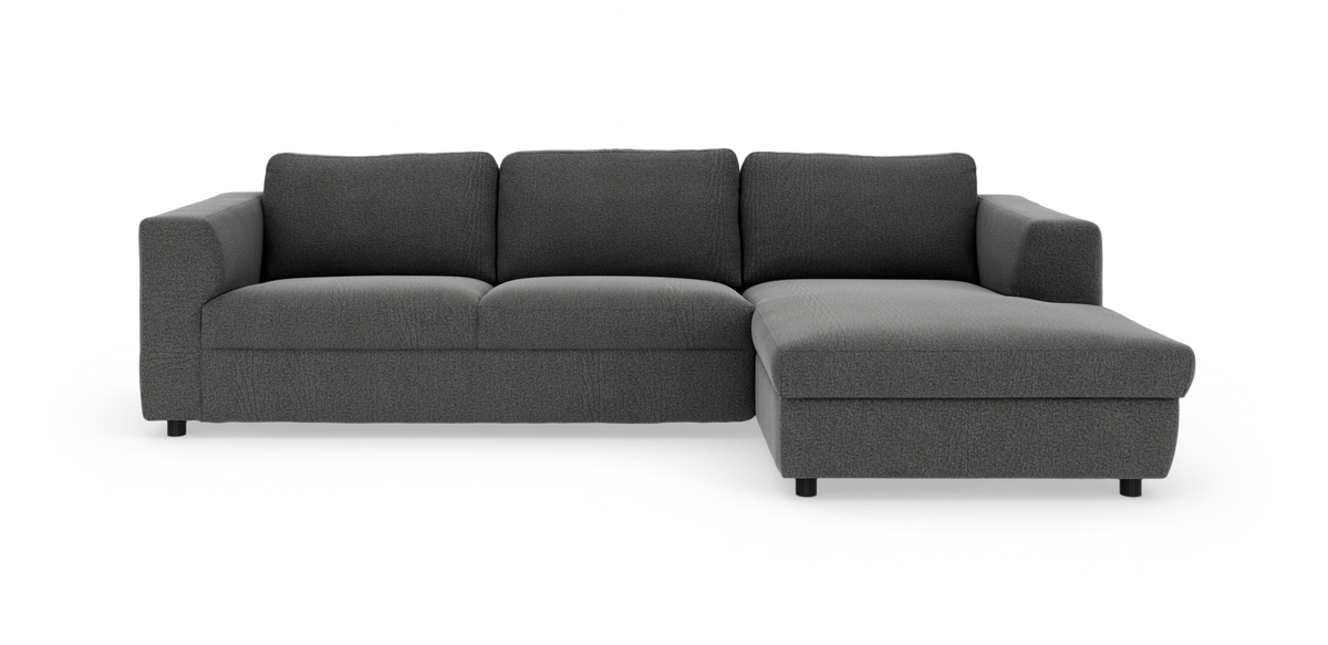 Mørkegrå modulsofa med højre chaiselong i stof, frilagt på hvid baggrund.