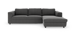 Mørkegrå modulsofa med højre chaiselong i stof, frilagt på hvid baggrund.