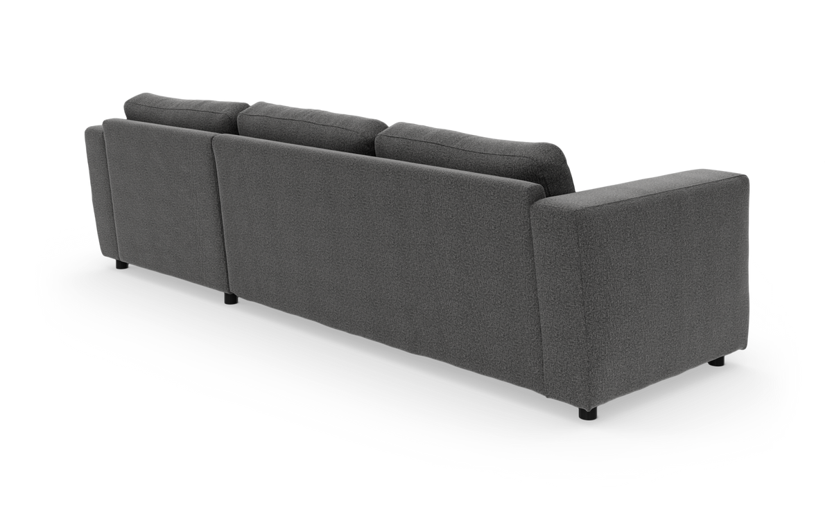Mørkegrå stofsofa set bagfra i skrå vinkel på hvid baggrund.