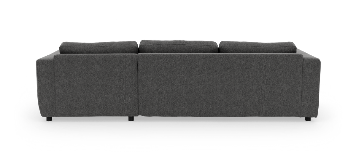 Mørkegrå tresæders sofa set bagfra på hvid baggrund.