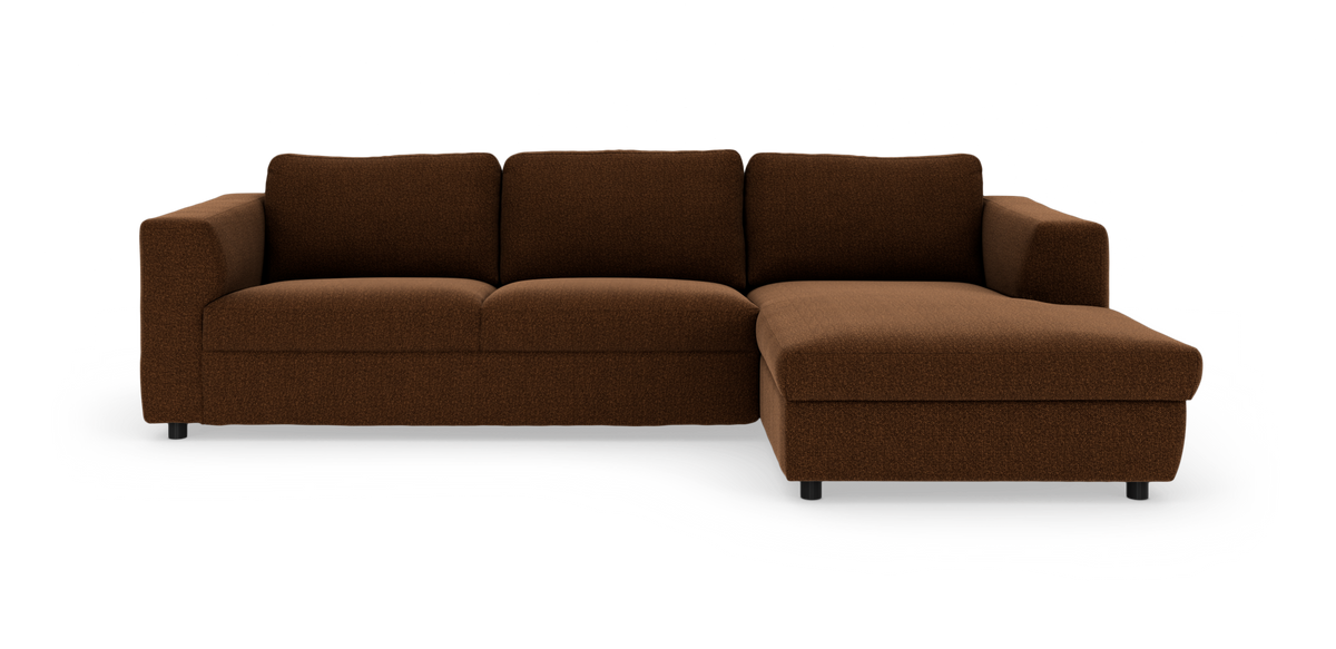 Brun stofsofa med højrevendt chaiselong i moderne stil, frilagt på hvid baggrund.