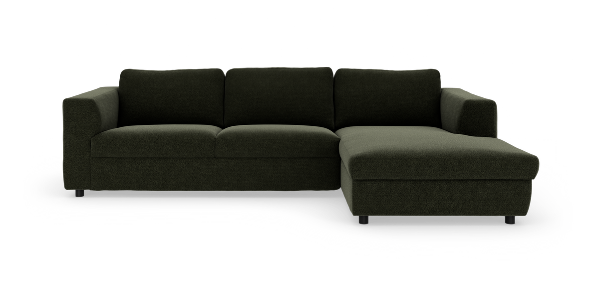 Mørkegrøn hjørnesofa med chaiselong til højre i enkelt, moderne design på hvid baggrund.