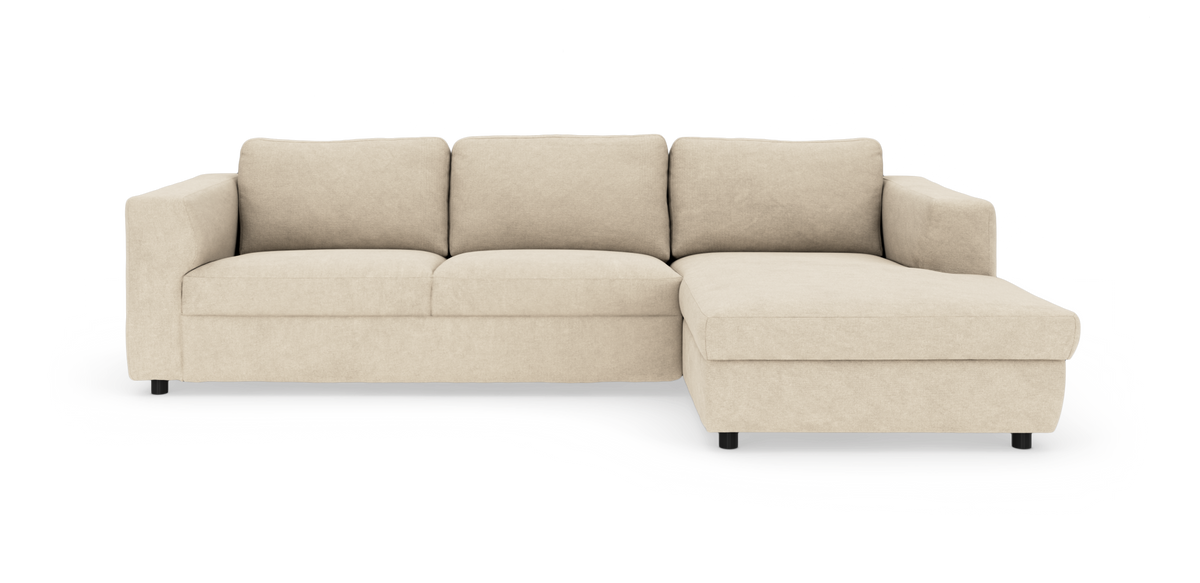Beige 3-personers sofa med højre chaiselong, frontvisning på hvid baggrund.