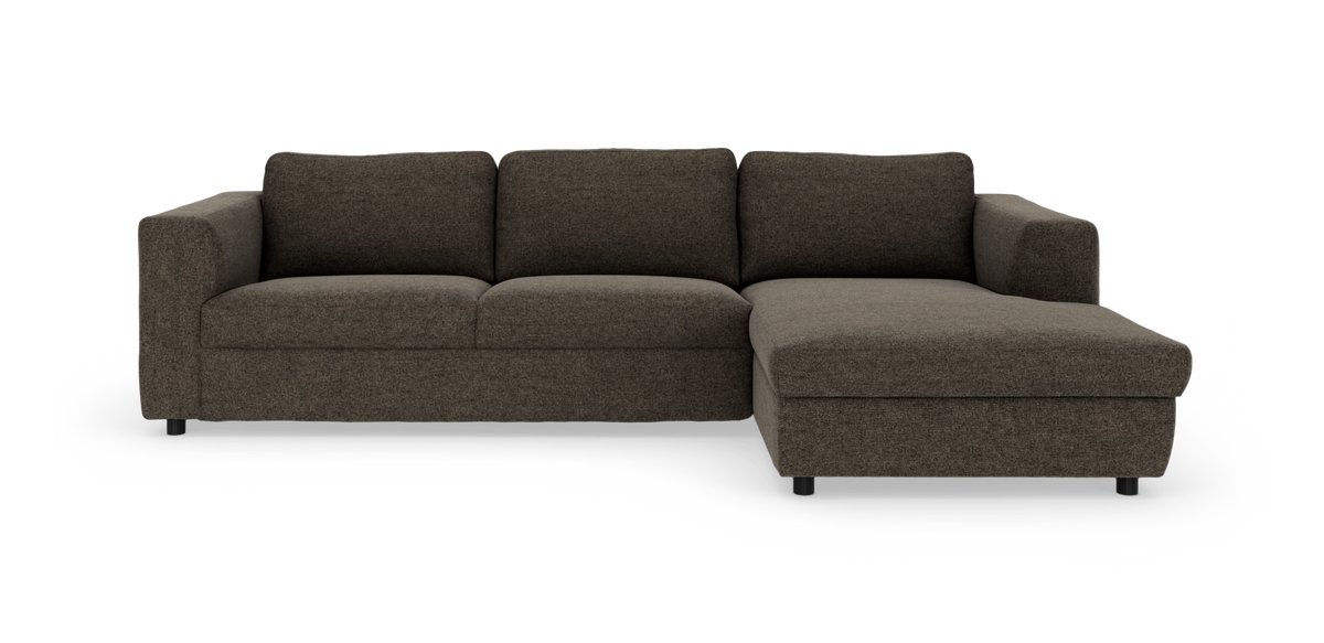 Mørkebrun hjørnesofa med chaiselong til højre, frontvisning på hvid baggrund.