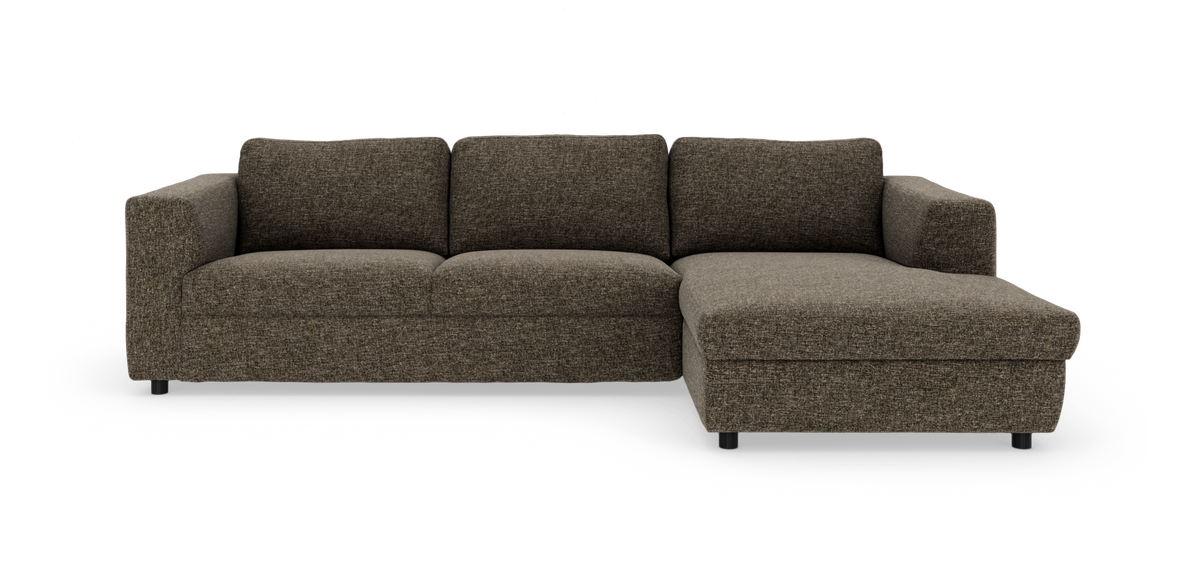 Brun modulsofa med chaiselong til højre, blødt stofbetræk og lave sorte ben, frilagt på hvid baggrund.