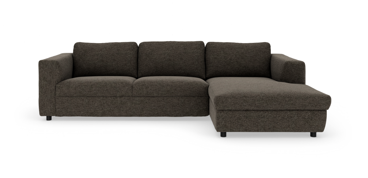 Hjørnesofa med højrevendt chaiselong i mørkegråt stof, tre sæder og brede armlæn.