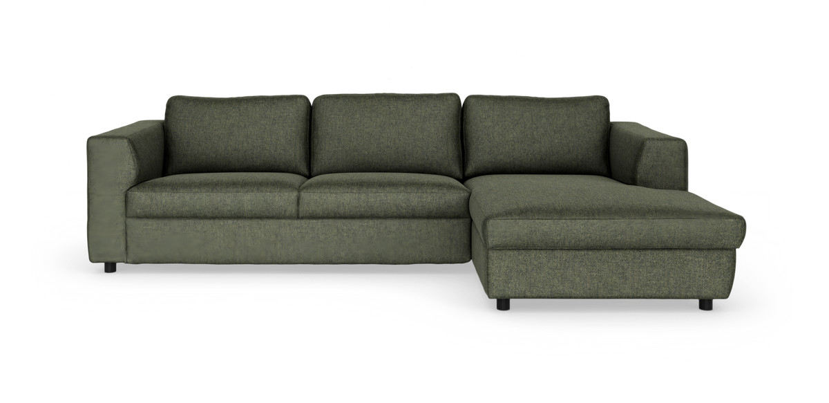 Grøn hjørnesofa med højre chaiselong i stof, frilagt på hvid baggrund.