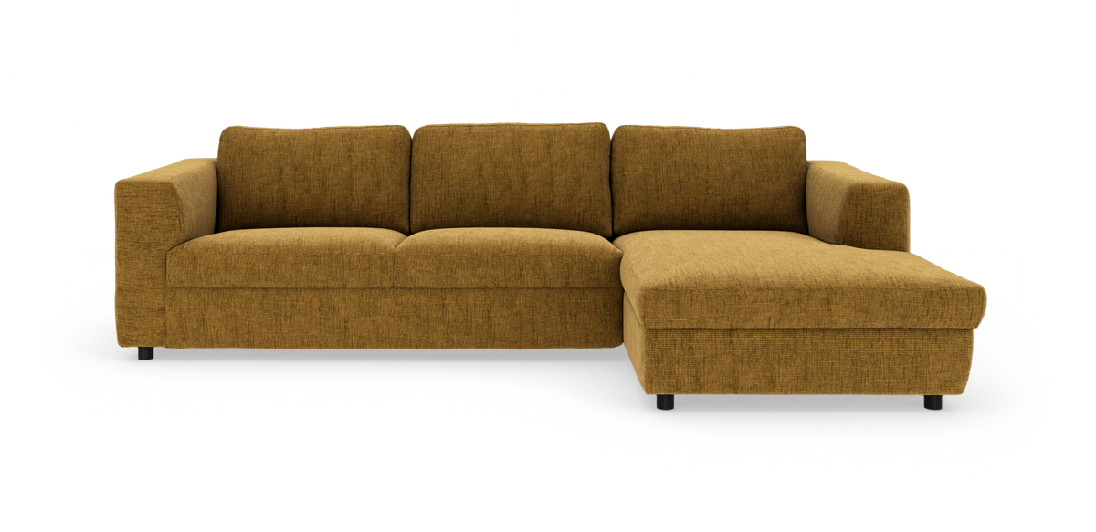 Sennepsgul hjørnesofa med chaiselong til højre, fritlagt på hvid baggrund.
