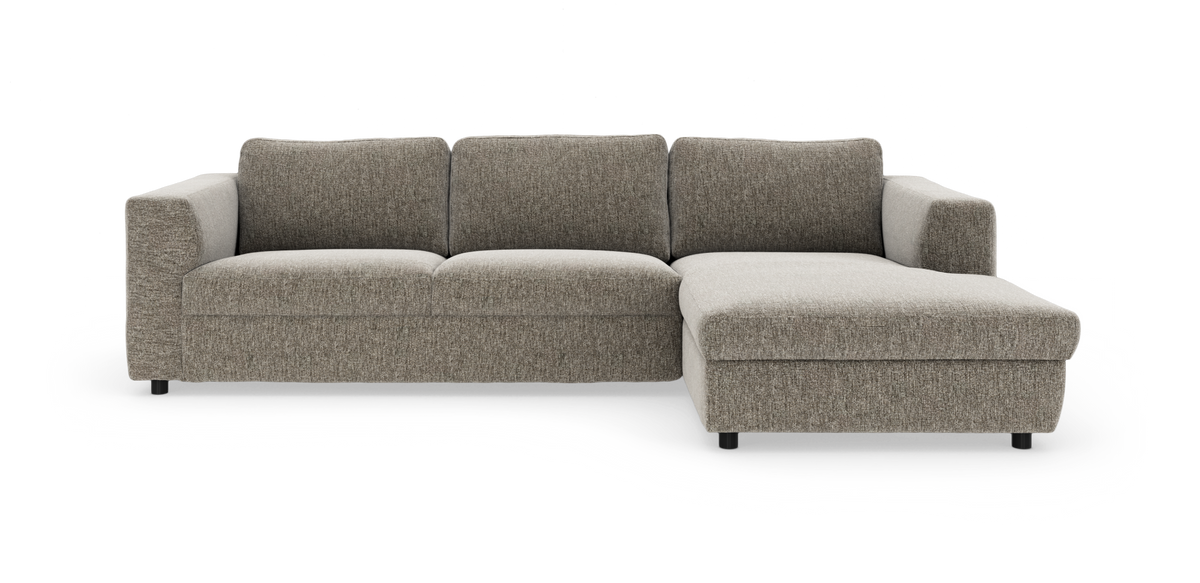 Hjørnesofa med højre chaiselong i gråbeige stof, moderne lav profil med fyldige ryghynder.