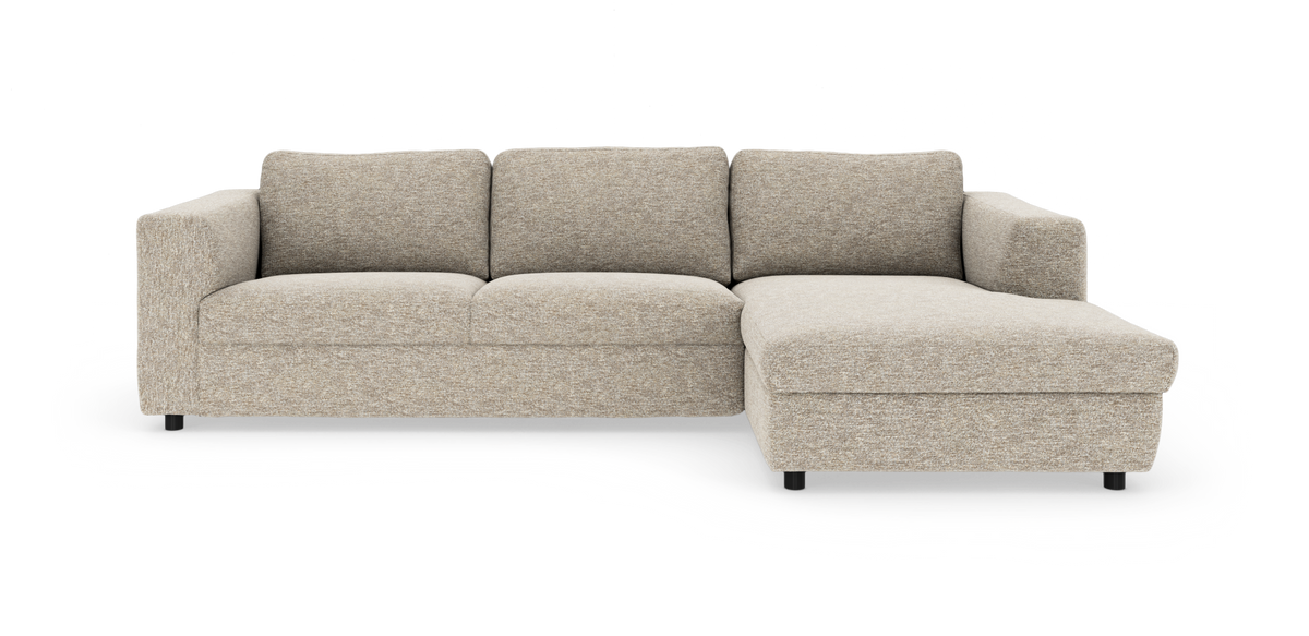 Beige hjørnesofa med chaiselong til højre i tekstil, frontvisning i studie.