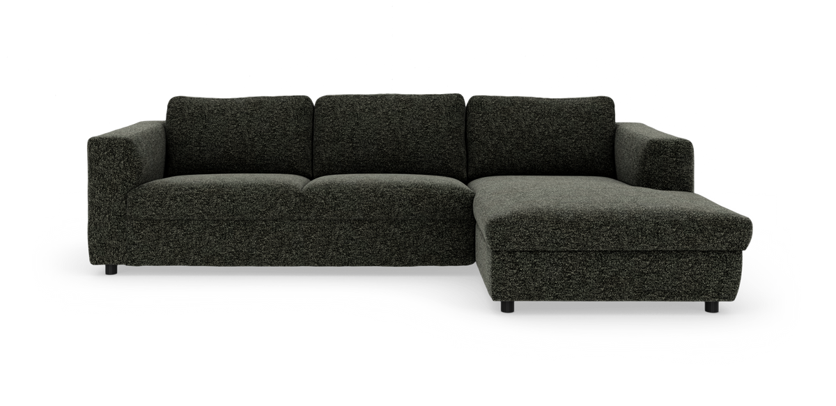 Mørkegrå hjørnesofa med chaiselong til højre, fotograferet forfra på hvid studiebaggrund.