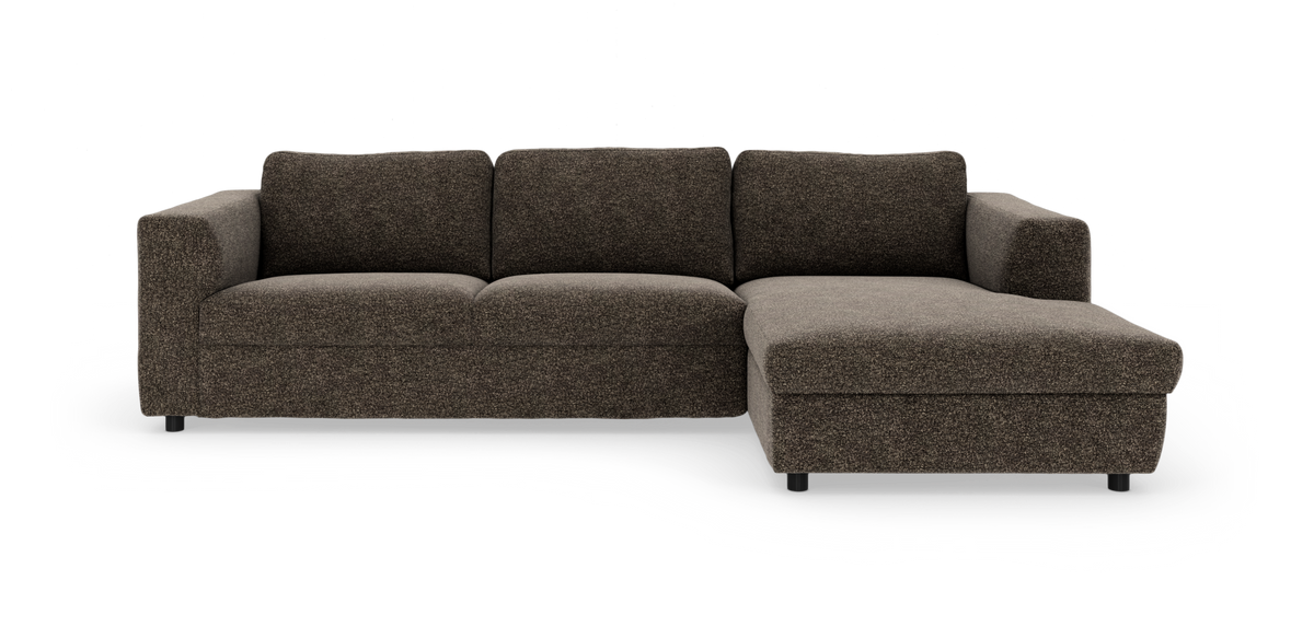 Brun modulsofa med chaiselong til højre, polstret i stof.