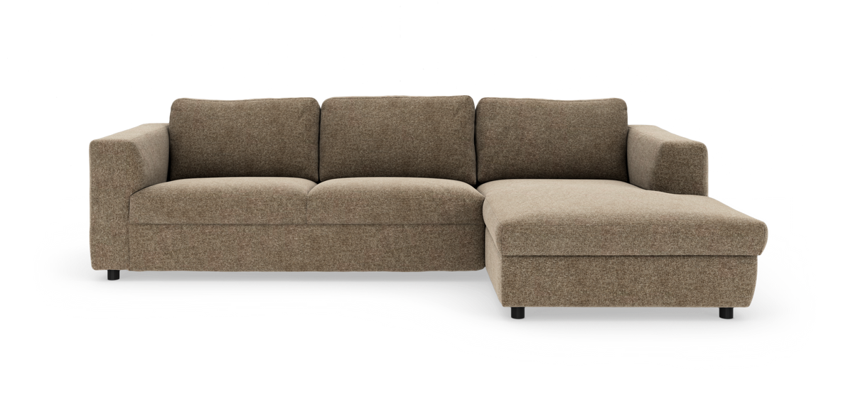 Brun stofsofa med højre chaiselong, moderne lavt design på hvid baggrund.