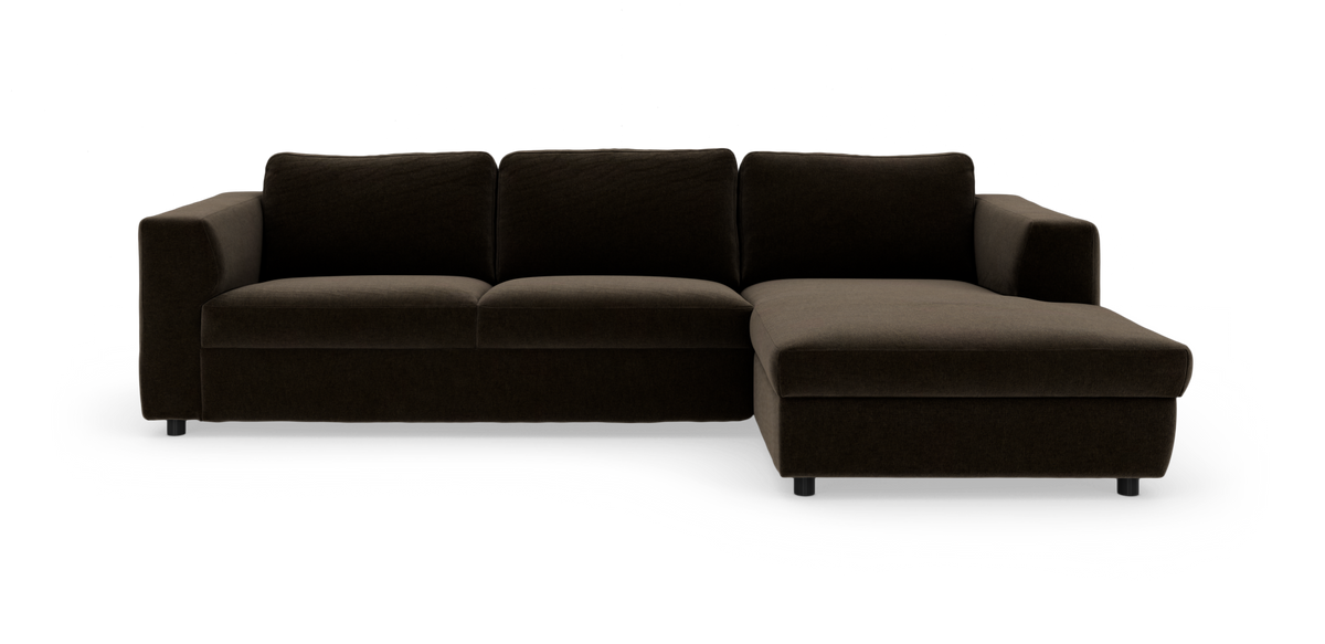 Mørkebrun modulsofa med chaiselong på højre side, frilagt på hvid baggrund.