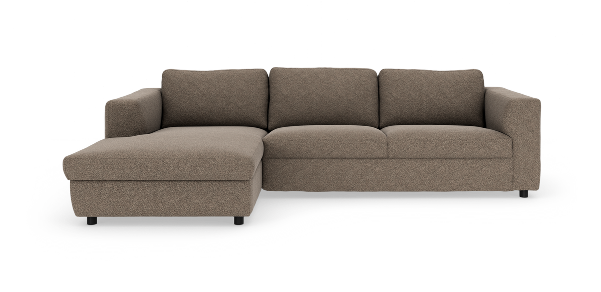Brun modulsofa med venstrevendt chaiselong i stof, moderne lav profil.