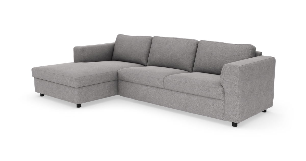 Grå L‑sofa med chaiselong til venstre i moderne design på hvid baggrund.