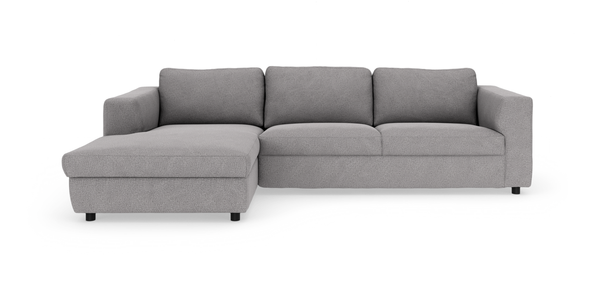 Lysgrå hjørnesofa med venstrevendt chaiselong, tre ryghynder og brede armlæn.