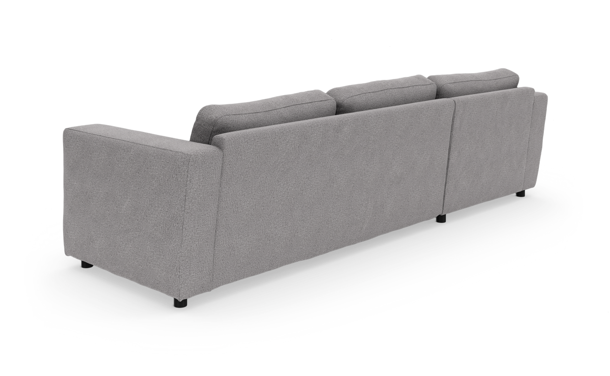 Grå stofsofa set bagfra i trekvart vinkel, frilagt på hvid baggrund.