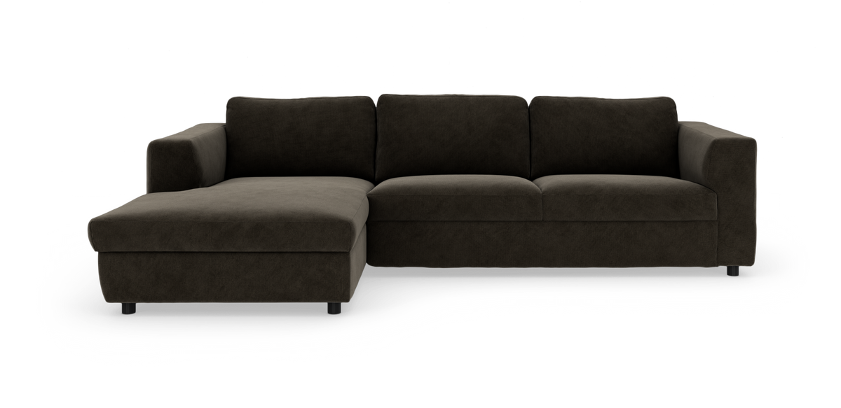 Mørkebrun hjørnesofa med venstre chaiselong i fløjl, 3-personers med brede armlæn på hvid baggrund.