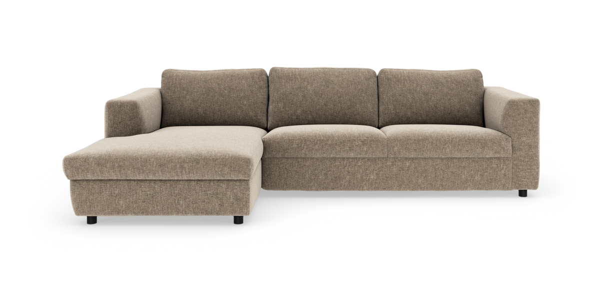 Beige modulsofa med venstre chaiselong, tre ryghynder og lave sorte ben, fritlagt på hvid baggrund.
