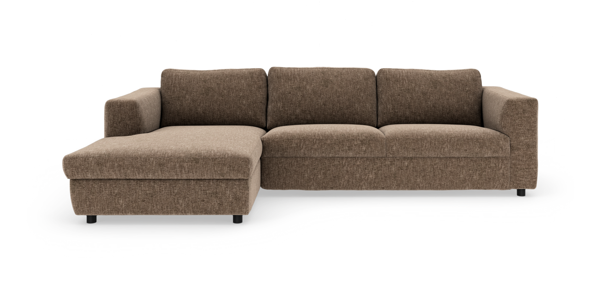 Brun hjørnesofa med venstrevendt chaiselong i tekstil, tre sæder og lave sorte ben.